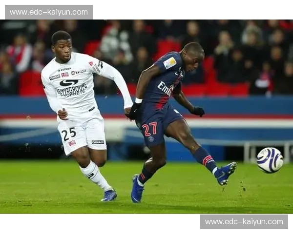 星光霓虹下的草根奇迹：巴黎圣曼与甘冈的绿茵罗曼史